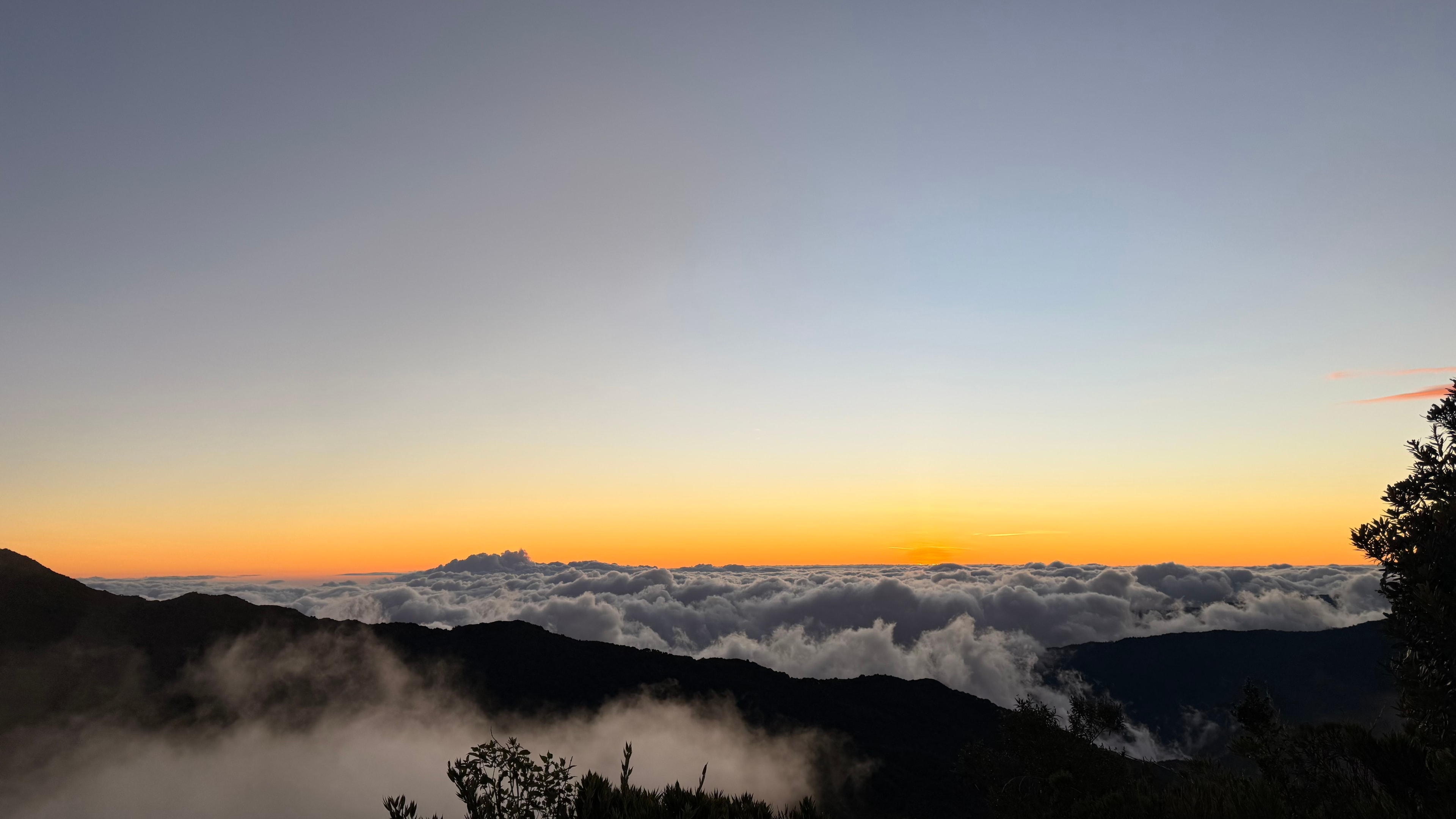 Cima de montaña dramática